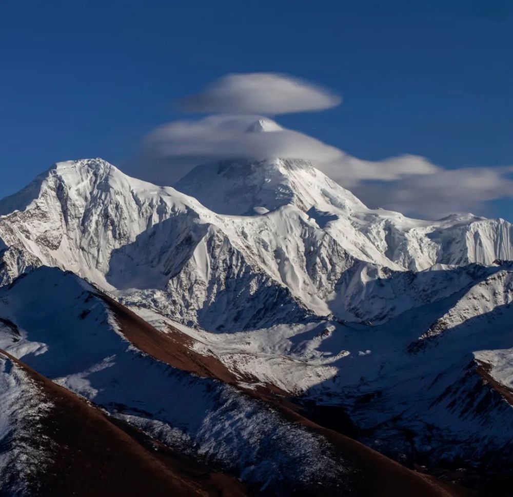 截留下来自东南和西南方向的大量水汽南北走向的大雪山脉发达的山风和
