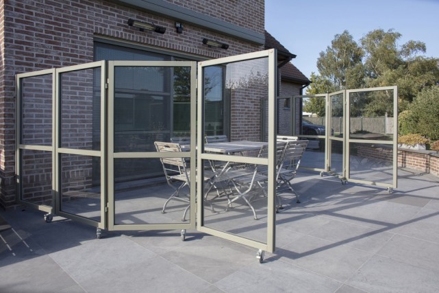 外国人院子大瞎折腾,入户门前装一圈玻璃围栏,带脚轮移动防啥?