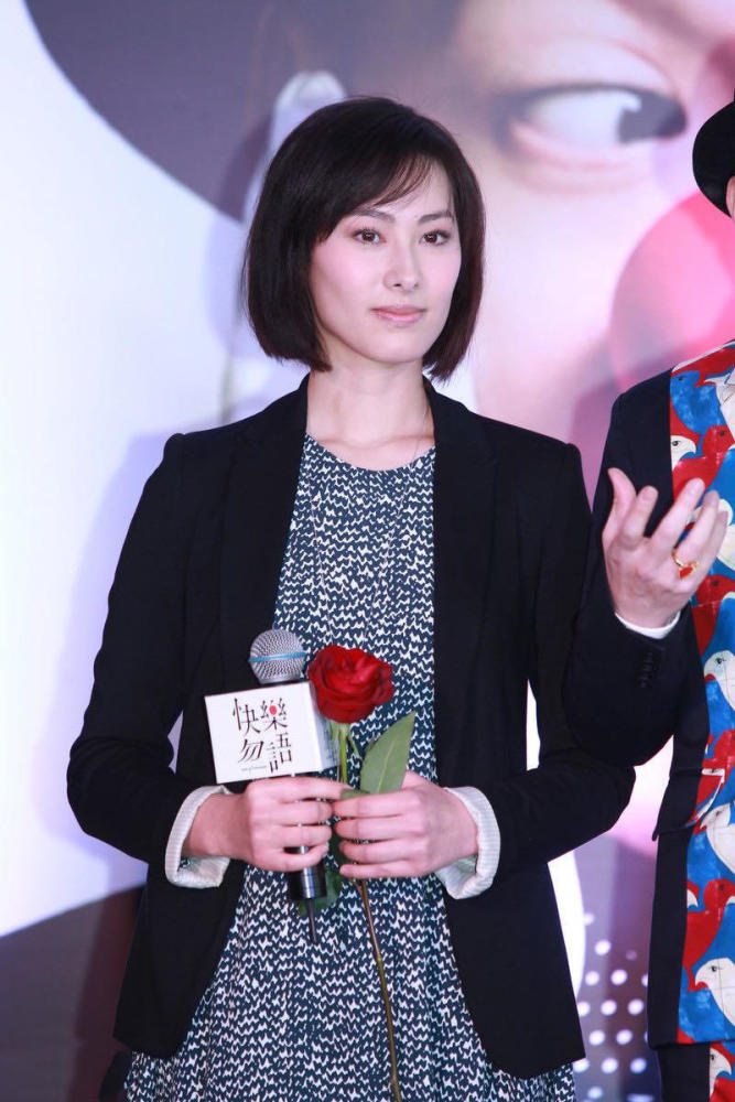 32岁梁洛施衣品超好!印花短裙配西装太气质,剪波波头嫩似学生