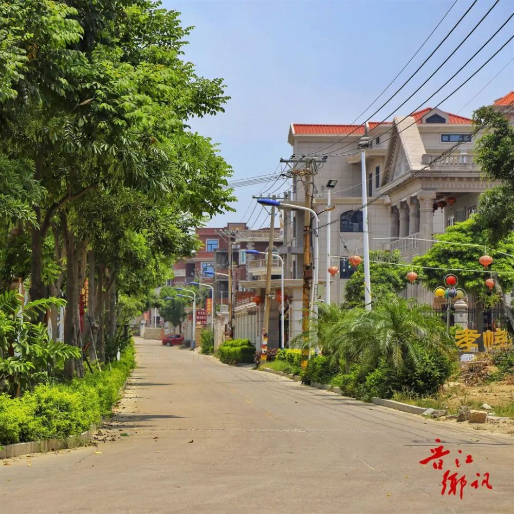 从磁灶镇区驱车不过十来分钟,这个有着优越自然风光的侨村就出现在