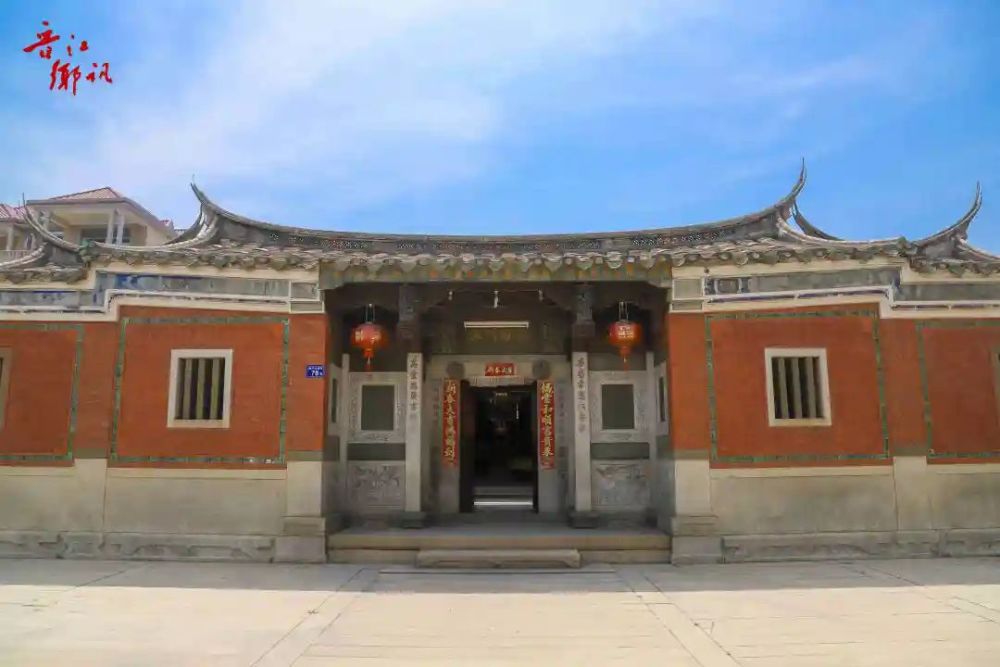 短短三,四年,全村盖起十五座砖木石结构的五间张大厝蔚为壮观,依着