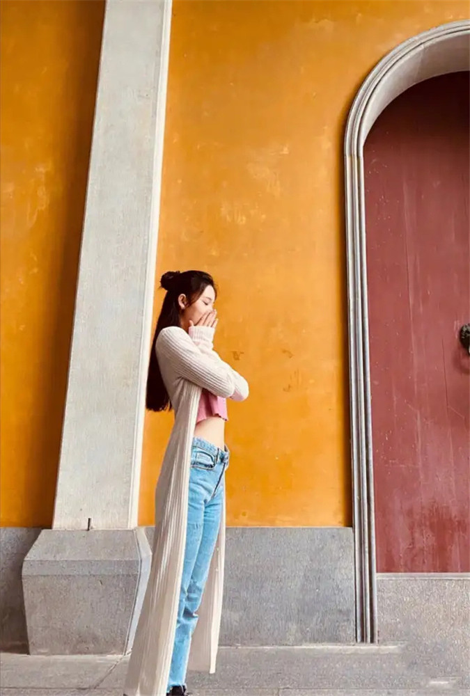 陈瑶穿"露胃装"现沙漏身材,秀出的腰和我大腿差不多粗,说她70斤我都信