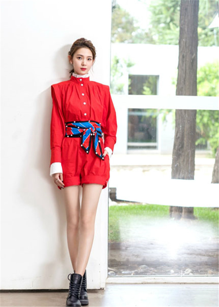 陈瑶穿"露胃装"现沙漏身材,秀出的腰和我大腿差不多粗,说她70斤我都信