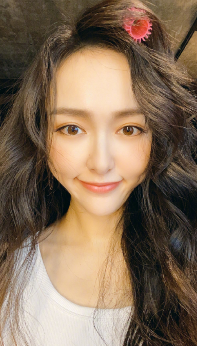 唐嫣|唐嫣产女后不惧脸部被嘲松垮老态，新代言直怼镜头，大方承认皮肤缺陷
