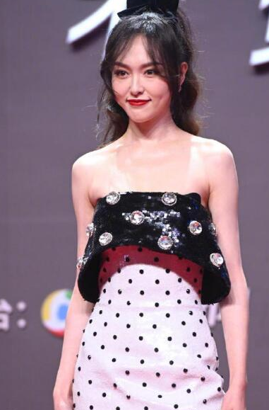 唐嫣|唐嫣产女后不惧脸部被嘲松垮老态，新代言直怼镜头，大方承认皮肤缺陷