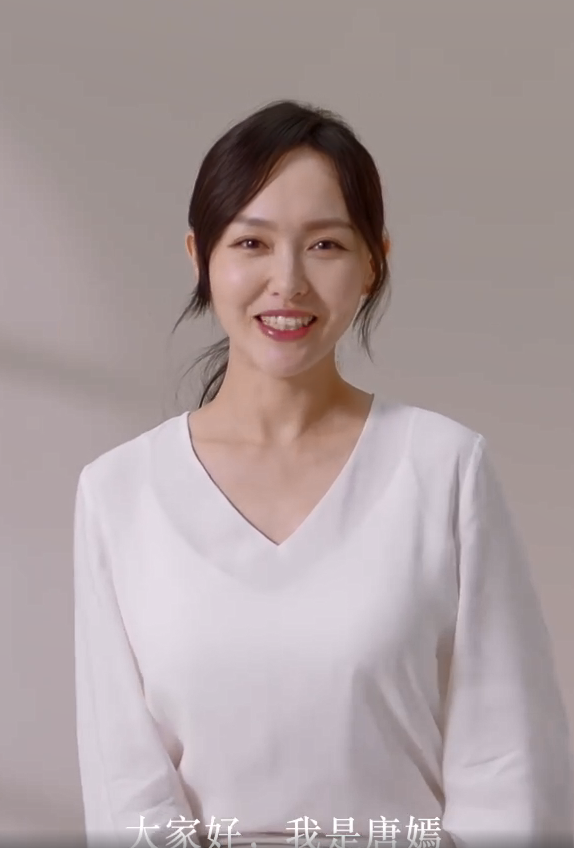 唐嫣|唐嫣产女后不惧脸部被嘲松垮老态，新代言直怼镜头，大方承认皮肤缺陷