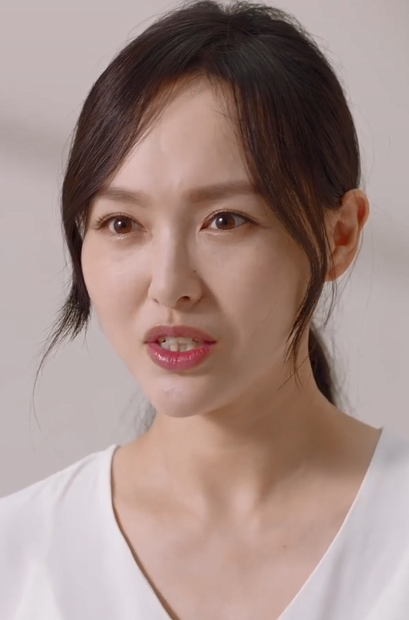 唐嫣|唐嫣产女后不惧脸部被嘲松垮老态，新代言直怼镜头，大方承认皮肤缺陷