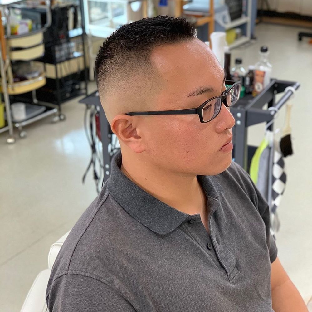 相信很多男士都有这样的经历,在发廊剪完头发,发型师帮忙做完造型,都