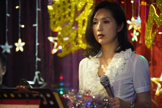 杨千嬅成落魄歌女累出黑眼圈麦路人素颜挑战3秒落泪