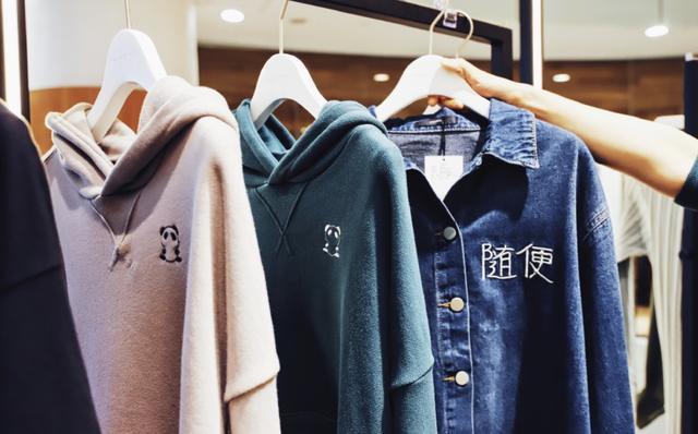 李嫣|李嫣联合品牌做公益，绘画书法被印服装上，当模特拍写真超有范儿