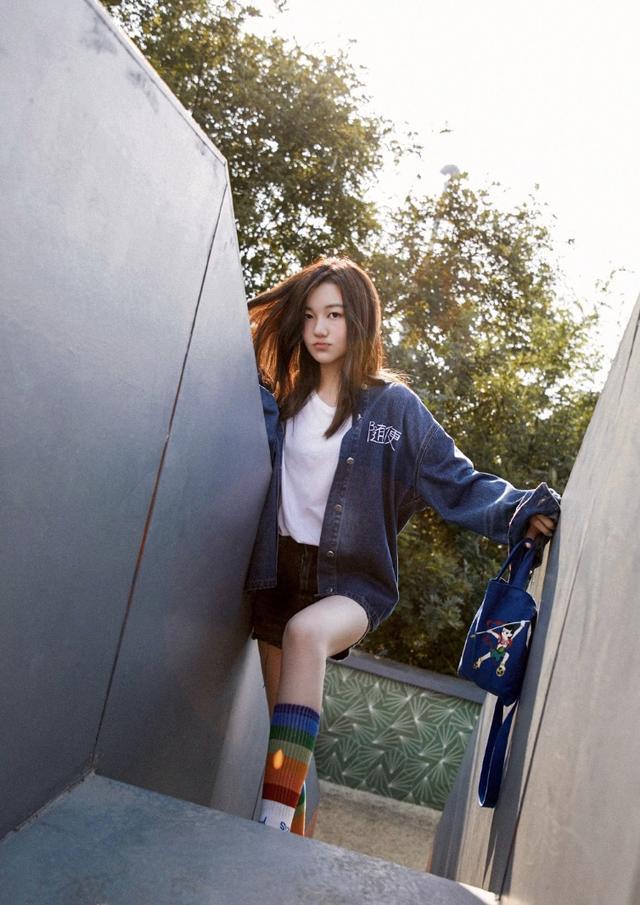 李嫣|李嫣联合品牌做公益，绘画书法被印服装上，当模特拍写真超有范儿