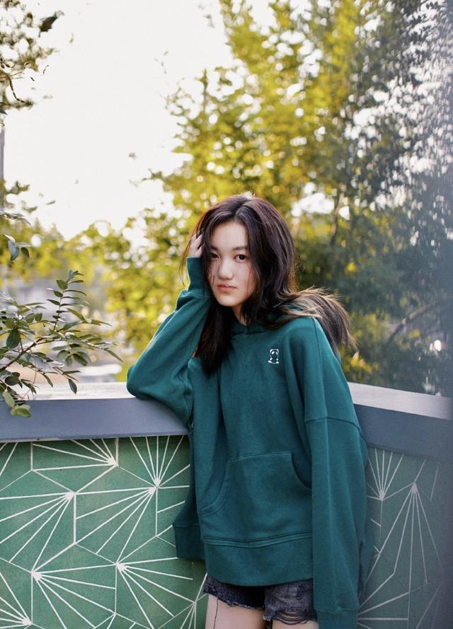 李嫣|李嫣联合品牌做公益，绘画书法被印服装上，当模特拍写真超有范儿