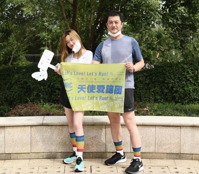 李嫣|李嫣联合品牌做公益，绘画书法被印服装上，当模特拍写真超有范儿