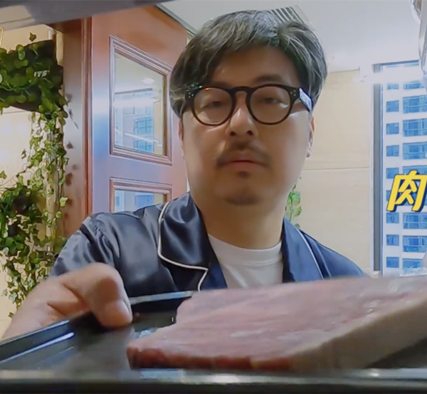 李湘|李湘王岳伦真壕！一天到晚只吃肉，不关冰箱门鸡蛋随便扔，难怪每月吃7万