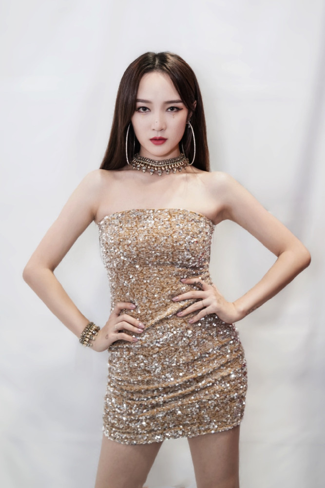 孟佳的酒杯腰太撩人,"亮片裙 亮片靴"惊艳全场,身材保养比十八岁还好!