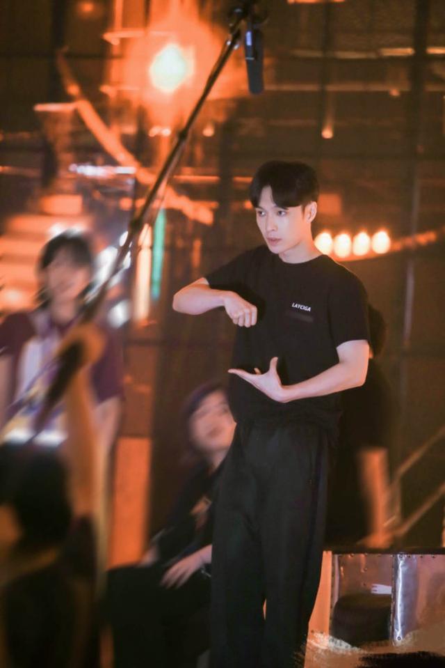 张艺兴|张艺兴：我要在自己强的地方变更强，努力不是人设，标签也不是粉丝能给的