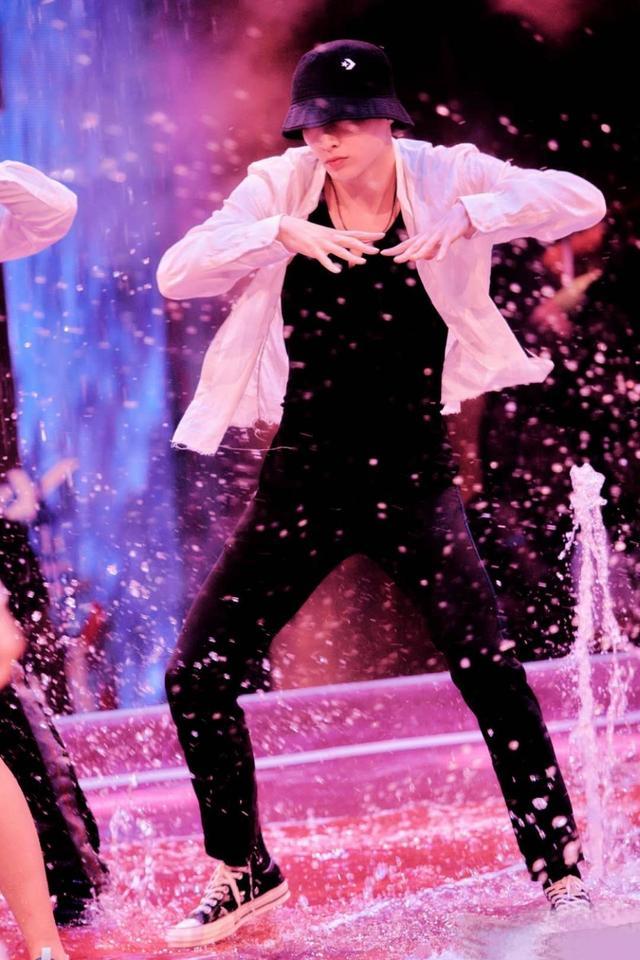 张艺兴|张艺兴：我要在自己强的地方变更强，努力不是人设，标签也不是粉丝能给的