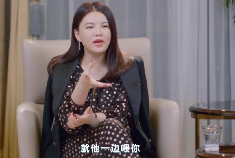 李湘|王岳伦醉酒风波后首度与李湘大秀恩爱，一早就吃烤肉玩亲亲，这波操作太秀了