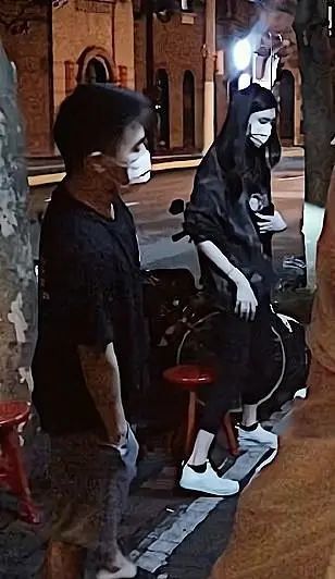何猷君|何猷君奚梦瑶街边撸串，奚梦瑶穿着朴素长腿抢镜，牵手回家好恩爱