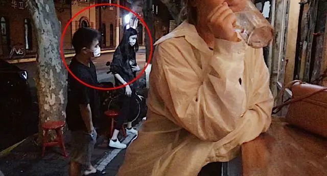 何猷君|何猷君奚梦瑶街边撸串，奚梦瑶穿着朴素长腿抢镜，牵手回家好恩爱