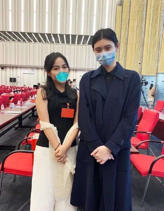 何猷君|何猷君奚梦瑶街边撸串，奚梦瑶穿着朴素长腿抢镜，牵手回家好恩爱