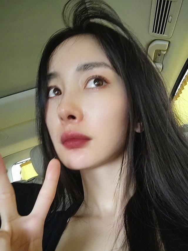 杨幂|杨幂晒私房照庆生，五官精致显甜美，嘟嘴比耶可爱十足