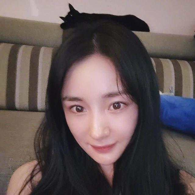 杨幂|杨幂晒私房照庆生，五官精致显甜美，嘟嘴比耶可爱十足