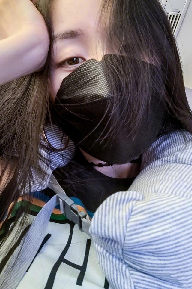 杨幂|杨幂晒私房照庆生，五官精致显甜美，嘟嘴比耶可爱十足