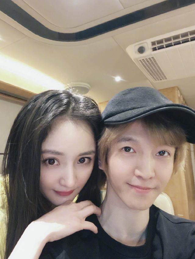 杨幂|杨幂晒私房照庆生，五官精致显甜美，嘟嘴比耶可爱十足