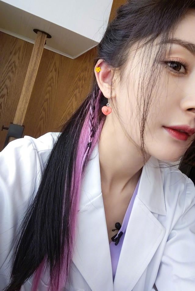 杨幂|杨幂晒私房照庆生，五官精致显甜美，嘟嘴比耶可爱十足