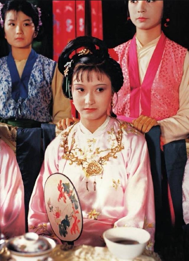 优点少也就罢了,关键在于《红楼梦》中迎春的缺点很突出,她生性懦弱