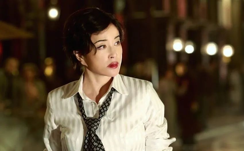 刘晓庆|65刘晓庆晒美照，穿豹纹短裙时尚感不减？身后大平豪宅像公园？