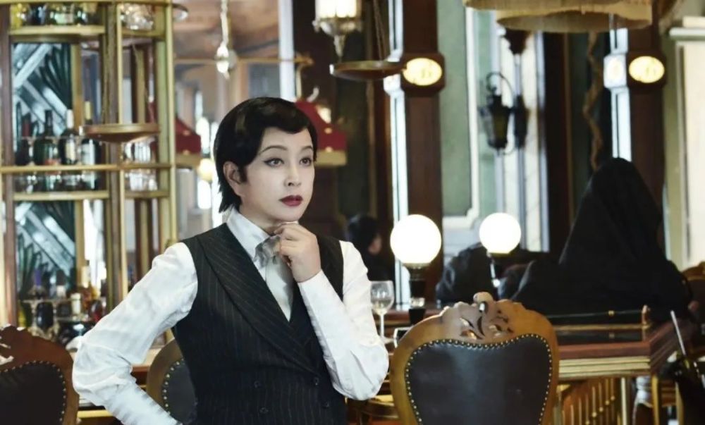 刘晓庆|65刘晓庆晒美照，穿豹纹短裙时尚感不减？身后大平豪宅像公园？