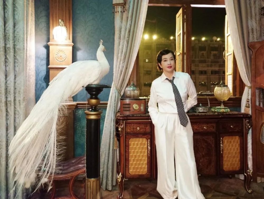 刘晓庆|65刘晓庆晒美照，穿豹纹短裙时尚感不减？身后大平豪宅像公园？