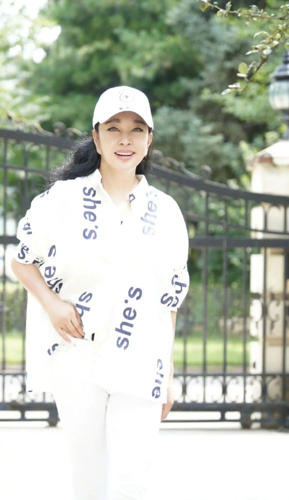 刘晓庆|65刘晓庆晒美照，穿豹纹短裙时尚感不减？身后大平豪宅像公园？