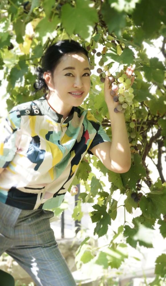 刘晓庆|65刘晓庆晒美照，穿豹纹短裙时尚感不减？身后大平豪宅像公园？