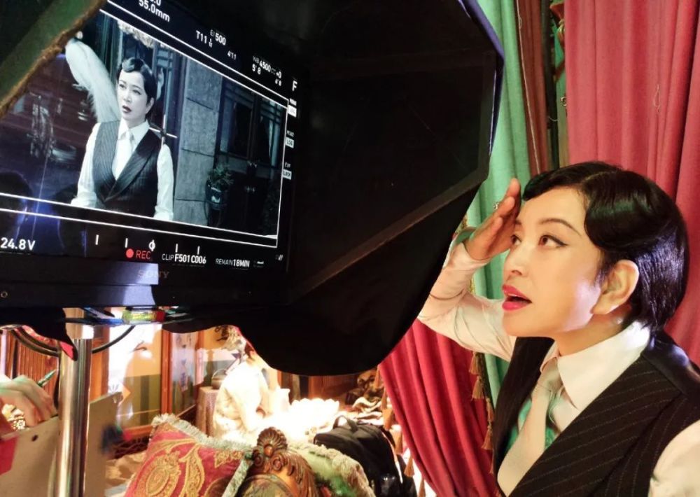 刘晓庆|65刘晓庆晒美照，穿豹纹短裙时尚感不减？身后大平豪宅像公园？