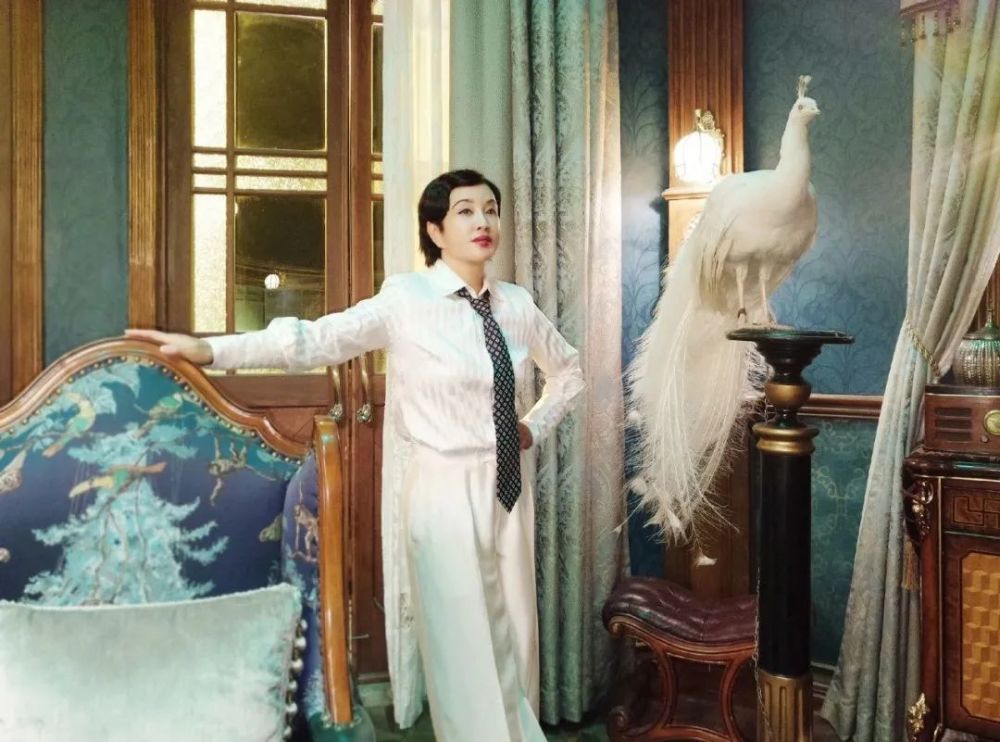 刘晓庆|65刘晓庆晒美照，穿豹纹短裙时尚感不减？身后大平豪宅像公园？