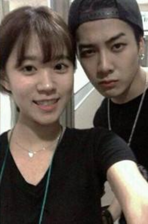 女友后学会的,tiffany接着被问到理想型时,王嘉尔表示没有固定的类型