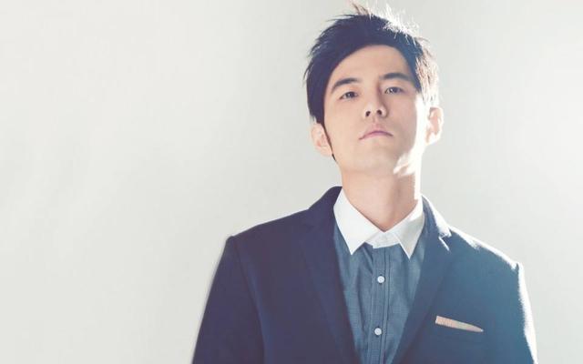 周杰伦|41岁的周杰伦花费近亿入手豪华新超跑，开百万一瓶的红酒庆祝！