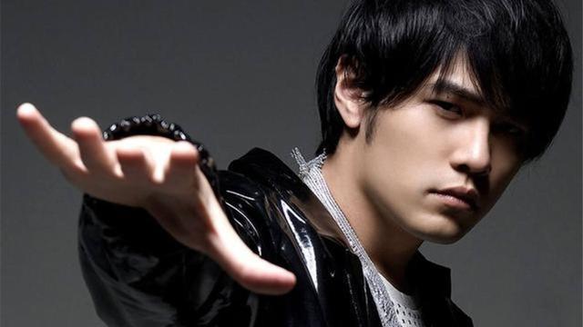 周杰伦|41岁的周杰伦花费近亿入手豪华新超跑，开百万一瓶的红酒庆祝！