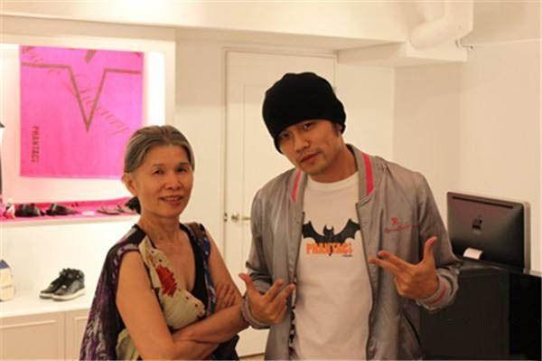 周杰伦|41岁的周杰伦花费近亿入手豪华新超跑，开百万一瓶的红酒庆祝！