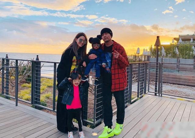 周杰伦|41岁的周杰伦花费近亿入手豪华新超跑，开百万一瓶的红酒庆祝！