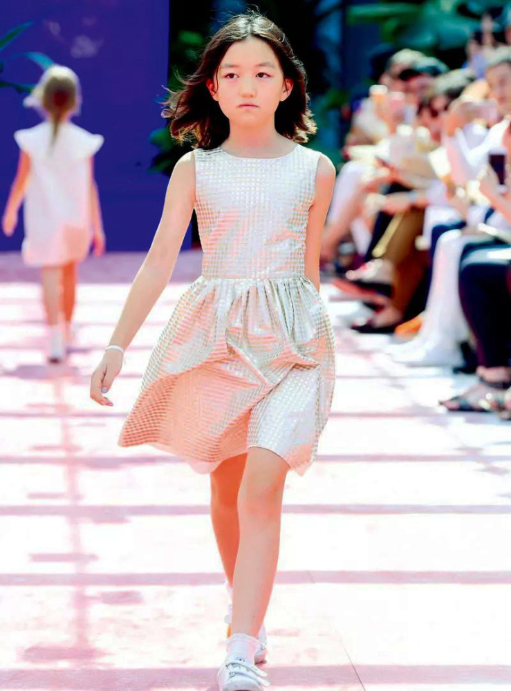 李嫣|14岁李嫣拍写真，比王菲还自信：受父母尊重的孩子，实在太飒