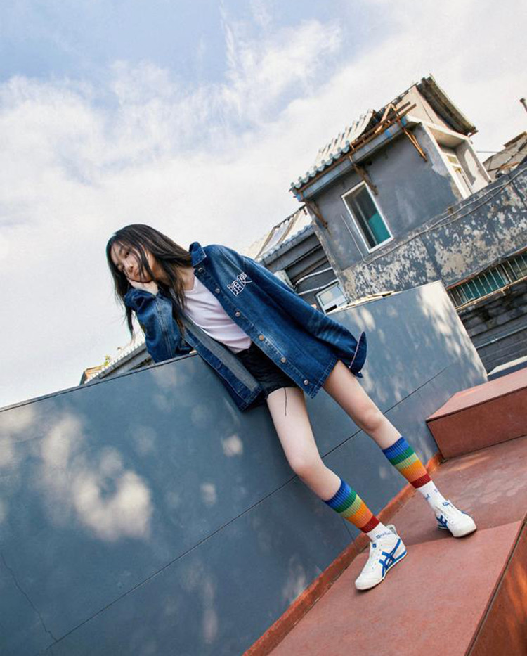 李嫣|14岁李嫣拍写真，比王菲还自信：受父母尊重的孩子，实在太飒