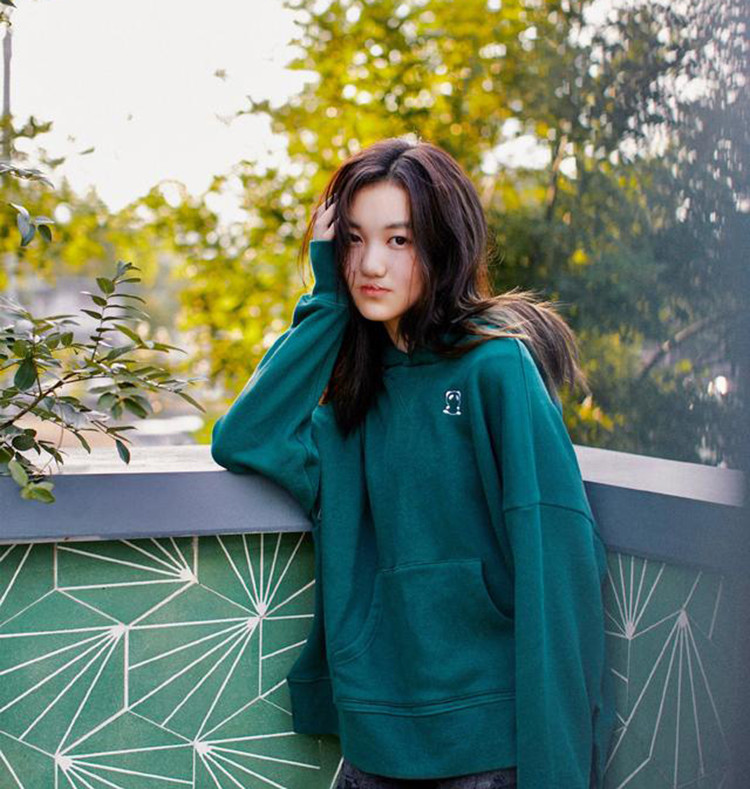 李嫣|14岁李嫣拍写真，比王菲还自信：受父母尊重的孩子，实在太飒