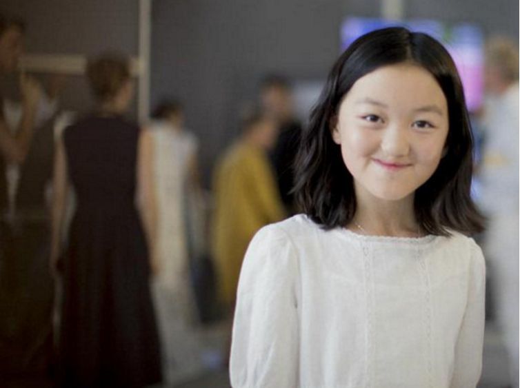 李嫣|14岁李嫣拍写真，比王菲还自信：受父母尊重的孩子，实在太飒