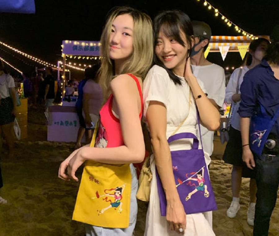 李嫣|14岁李嫣拍写真，比王菲还自信：受父母尊重的孩子，实在太飒