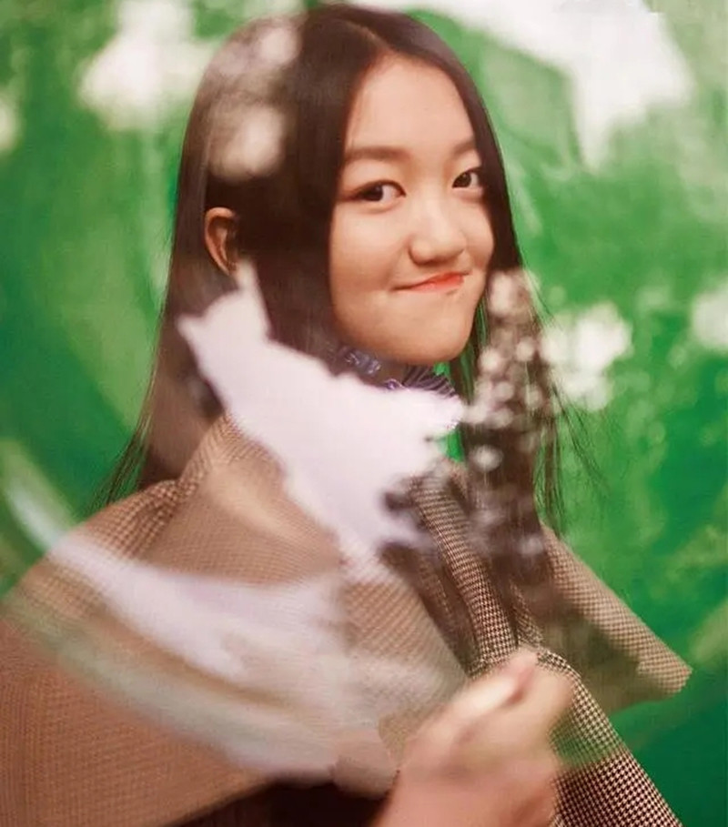 李嫣|14岁李嫣拍写真，比王菲还自信：受父母尊重的孩子，实在太飒