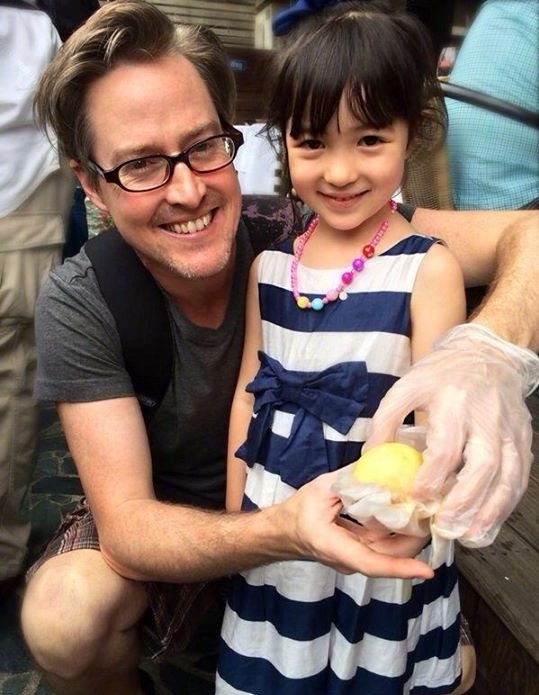 夏克立晒女儿近照夏天已是大姑娘模样长发披肩美得认不出了